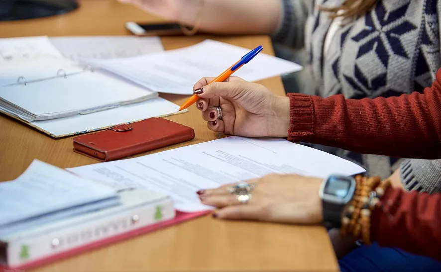 Исполнительные надписи нотариуса отменены. Прокуратура Брагинского района помогла защитить права пенсионерки