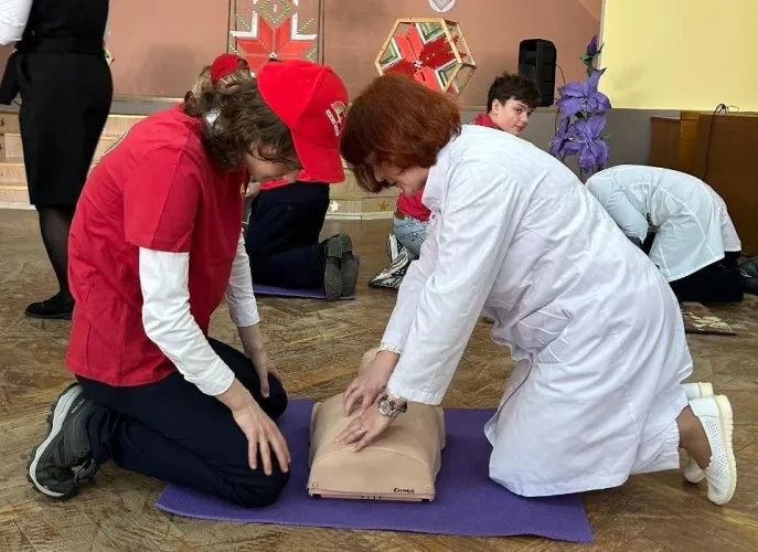 Пять минут, чтобы спасти жизнь: в Речице школьников научили «запускать сердце»