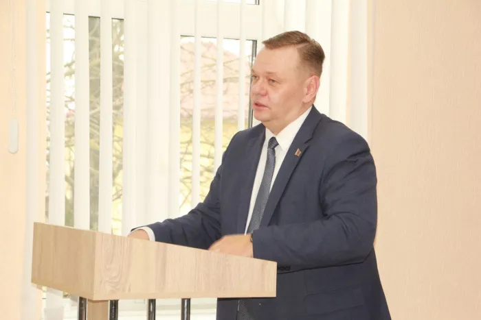Дзмітрый Алейнікаў правёў сустрэчу з калектывам Петрыкаўскай дзіцячай школы мастацтваў