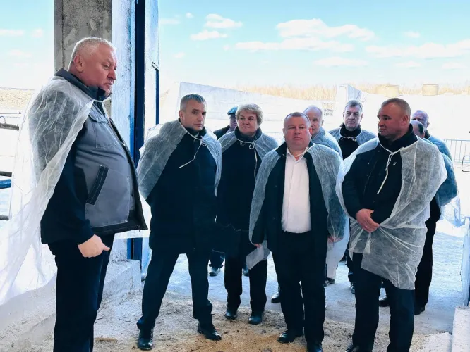 Коровники нового типа и инновационная животноводческая площадка. Юрий Назаров и Иван Крупко посетили Ельский район