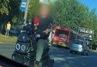 В Гомеле оштрафовали водителя, перевозившего ребенка на скутере без шлема