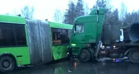 В Жлобине грузовик врезался в рейсовый автобус