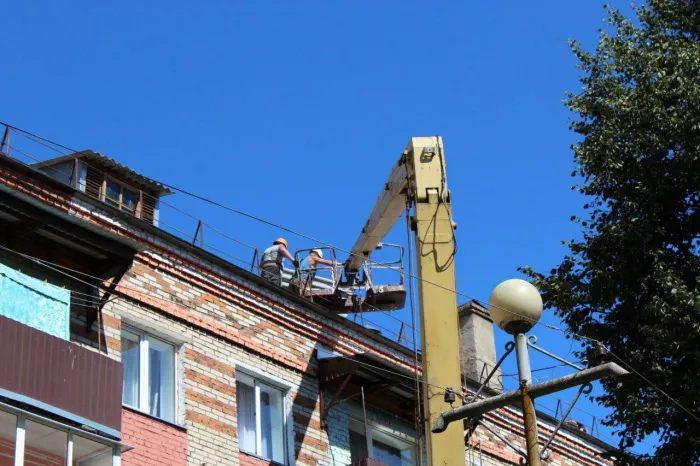 Ликвидировать последствия урагана жителям Речицы помогают специалисты из Гомеля