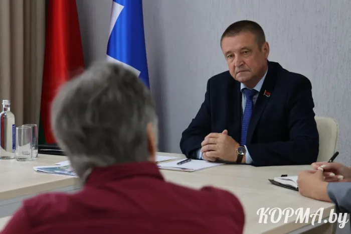 Член Совета Республики Леонид Заяц провел личный приём граждан в Корме