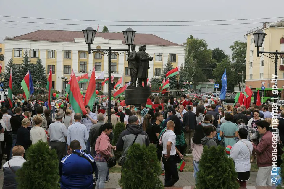 На Гомельщине люди продолжают выходить на митинги в поддержку мира, безопасности и спокойствия в Беларуси 