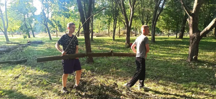 Сотрудники Речицкого РОВД подключились к уборке территорий после урагана