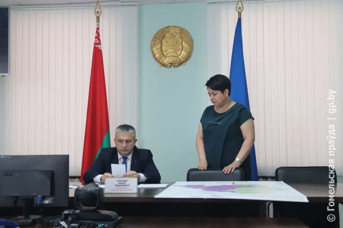 Прямая линия, приём граждан, квартиры для молодых специалистов и фабрика "Красный Мозырянин": рабочий день губернатора Ивана Крупко в Наровле (обновлено)