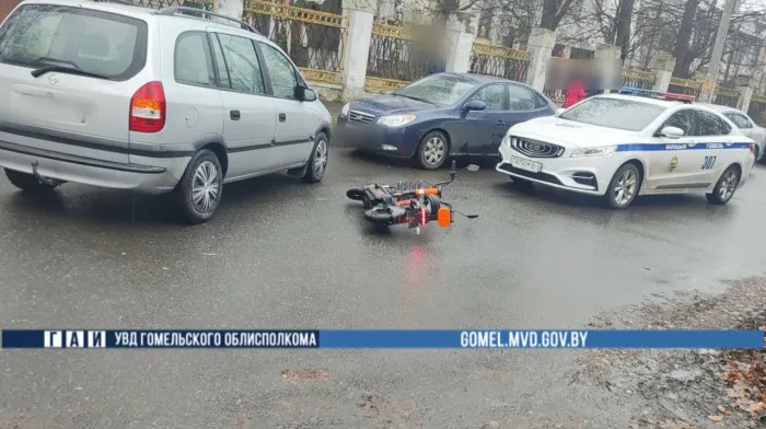 В Гомеле водитель на «Опеле» сдавал задним ходом и сбил человека на электросамокате