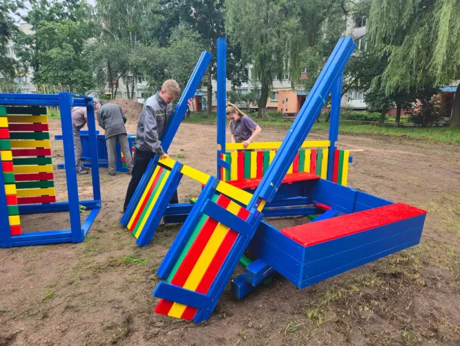 В Год благоустройства молодежь ОАО «Речицадрев» инициировала очередной проект по созданию современной детской площадки по улице Молодежной