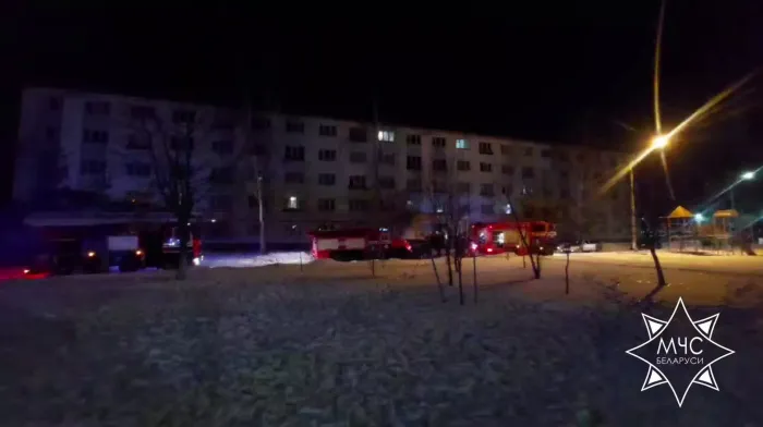 Спасатели эвакуировали 22 человека из-за возгорания в общежитии в Гомеле