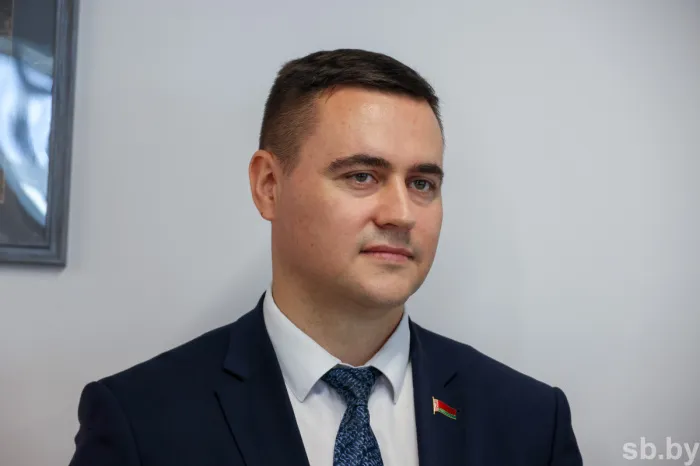 Петь гимн и поднимать флаг в белорусских школах будут перед началом и в конце каждой четверти