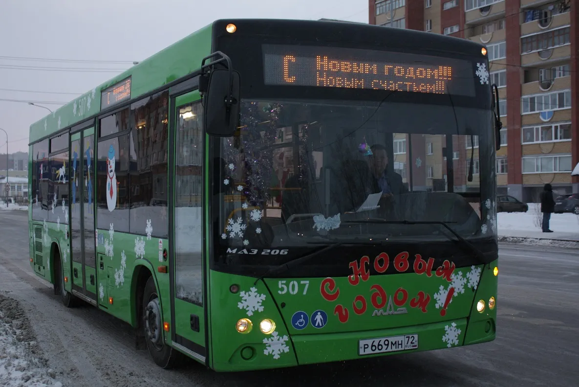 «Гомельоблавтотранс» выпустил на линию города «Новогодний автобус»