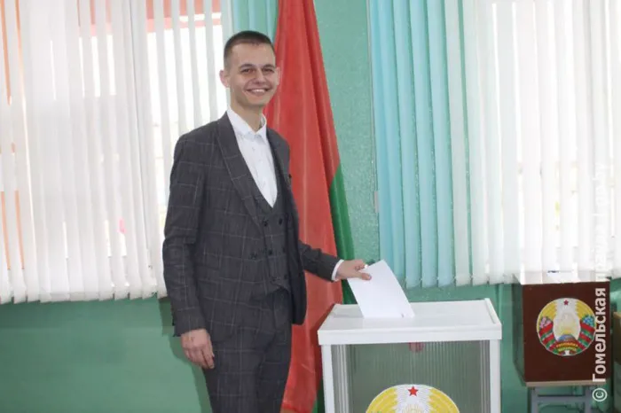 Тандем из молодости и опыта. На участки для голосования в Мозырском районе приходят избиратели разного возраста