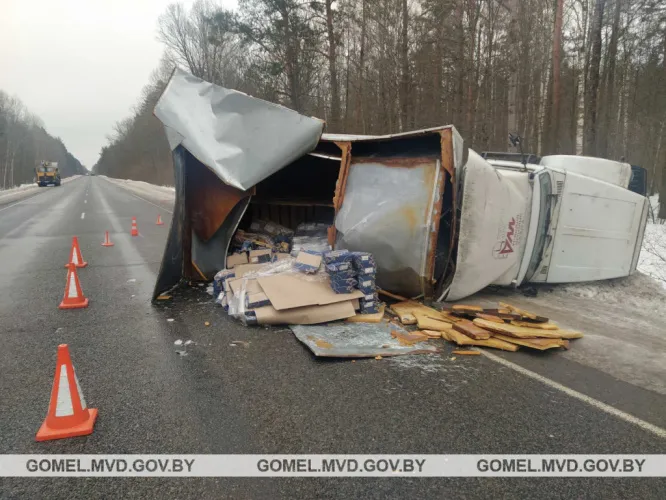 В Речицком районе опрокинулся грузовой автомобиль с гвоздями