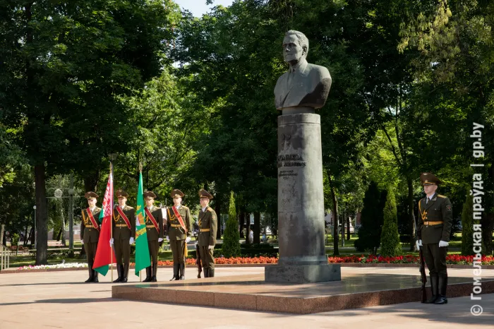 Почтить память легендарного предка. В сквере имени Андрея Громыко состоялись торжественный митинг и возложение цветов к памятнику дипломату