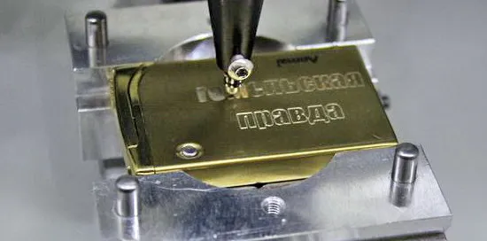 Корреспондент «ГП» узнала, где в Гомеле подписывают вещи и как профессионалы подбирают стиль подписи под заказчика