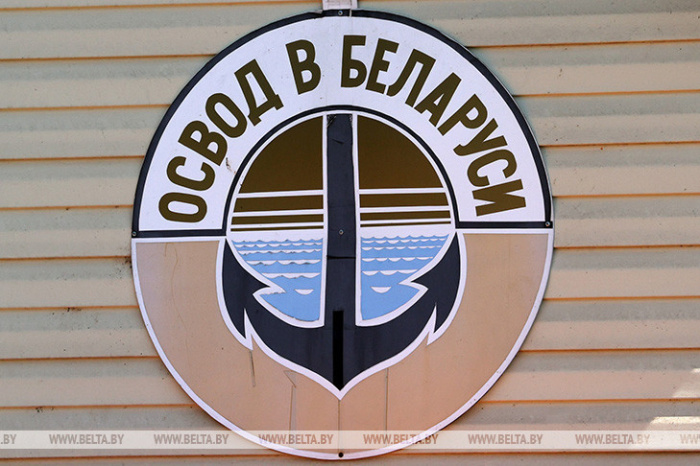Микроавтобус съехал в Припять в Петриковском районе