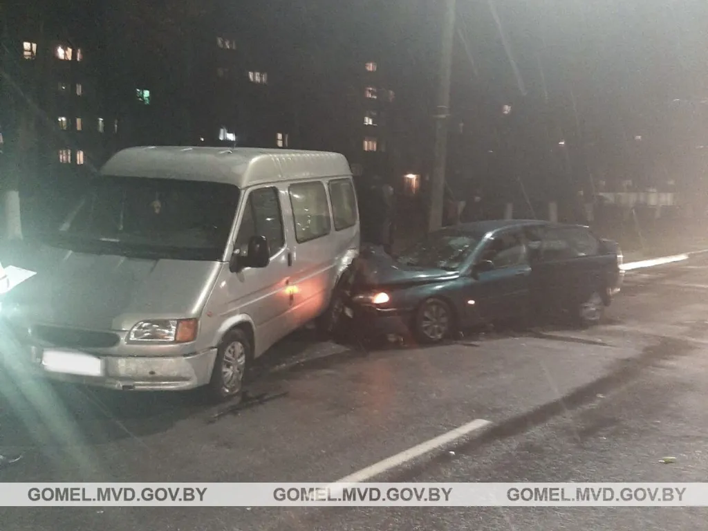 Нетрезвый «бесправник» в Светлогорске наехал на припаркованный автомобиль: пострадал 1 человек