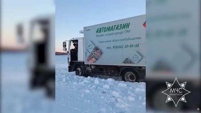 В Калинковичском районе в снегу застряла автолавка