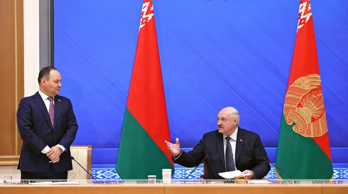 "То старые доллары не принимают, то навязывают услуги". Лукашенко указал банкирам на недоработки