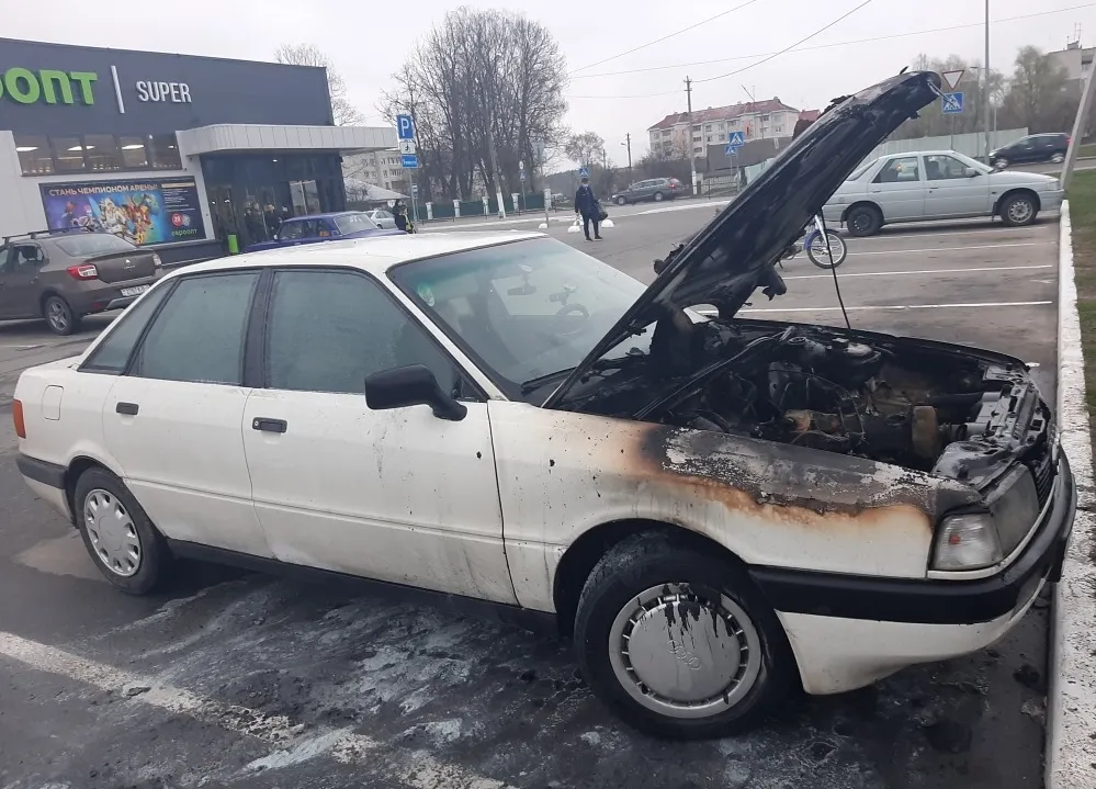В Добруше у автовладельца неожиданно загорелась недавно приобретенная машина. Огнетушителя рядом не оказалось