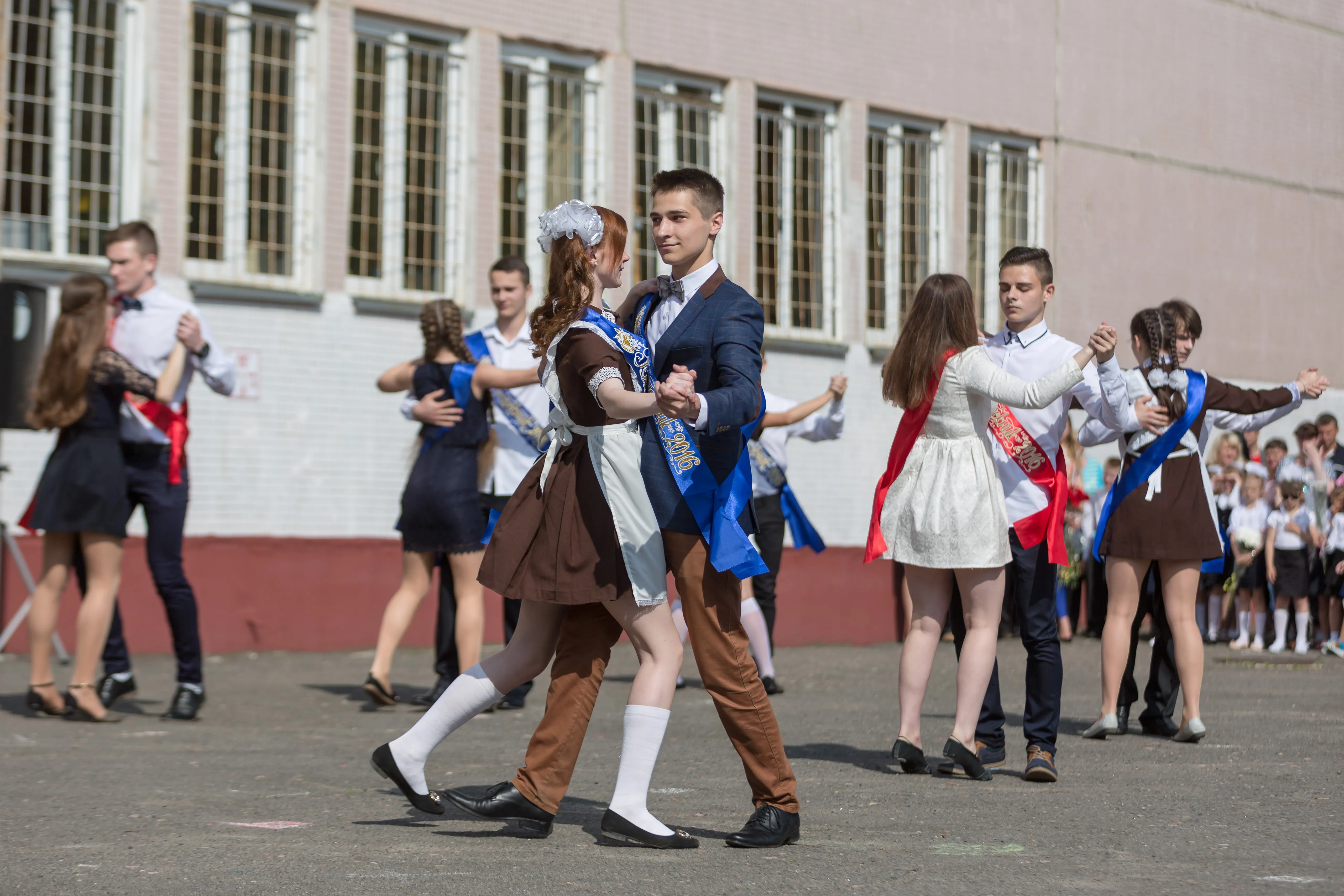 Прощальный вальс выпускники Петриковского района станцевали онлайн