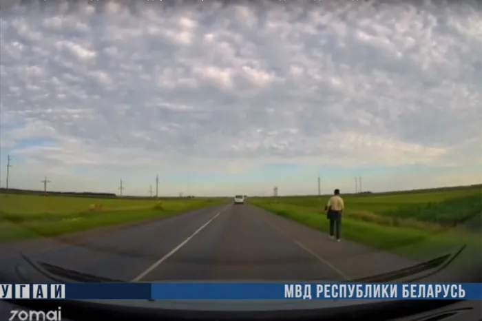 Сотрудники ОГАИ Речицкого РОВД увели с дороги нетрезвого пешехода и подвезли домой