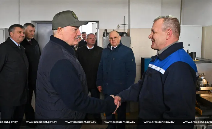 Идеальный для небольших районов машинно-тракторный парк. Президент оценил комплекс по ремонту техники в Завойти на Наровлянщине