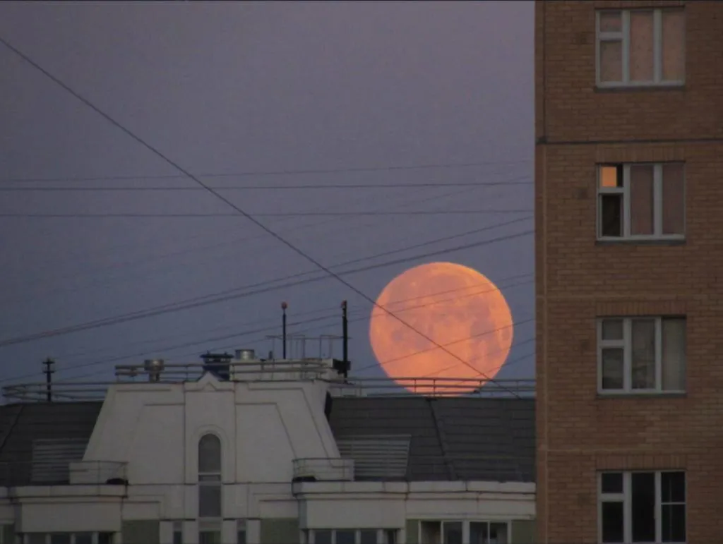 На этих выходных жители Земли могли наблюдать "клубничную" Луну