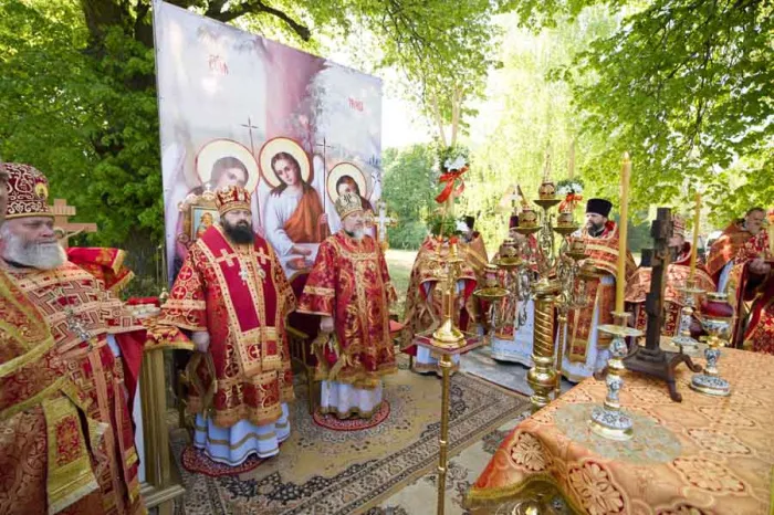 В Добруше на территории бывшего Макарьевского монастыря прошли крестный ход и литургия 