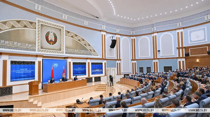Лукашенко заявил об ускоренной девалютизации белорусской экономики