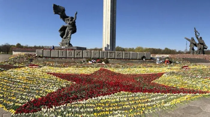 Сейм Латвии разрешил снос памятника в Риге