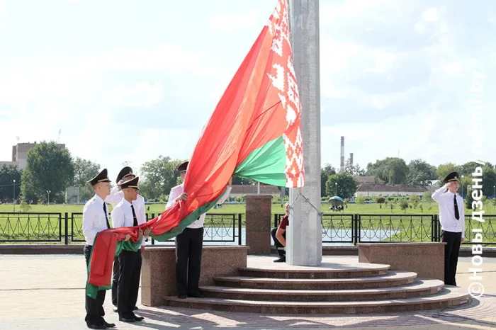 Флагшток и обновленную районную Доску почета торжественно открыли в Жлобине