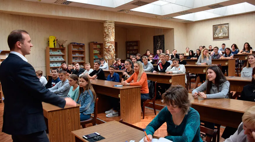 Представители власти, старшее поколение и молодежь должны слушать и слышать друг друга - Воронюк