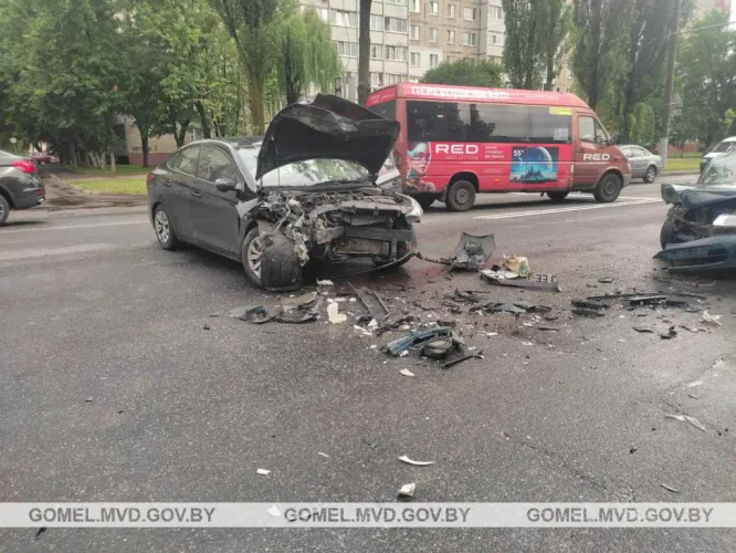 В Гомеле столкнулись две легковушки