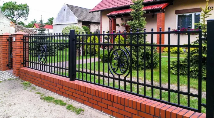 Почему лучше покупать заборы у производителя?