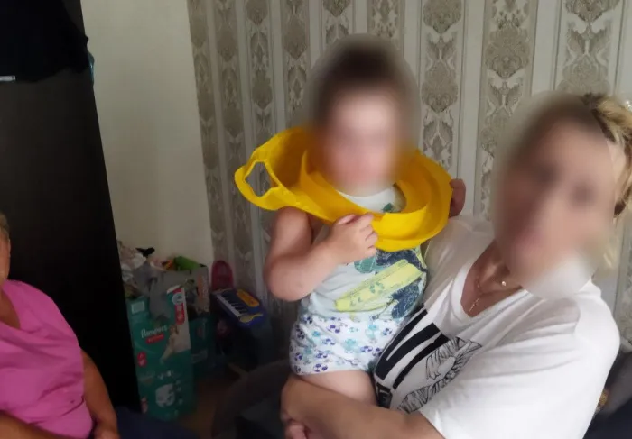 В Светлогорске маленькая девочка просунула голову в крышку детского ночного горшка и извлечь не смогла. Понадобилась помощь спасателей