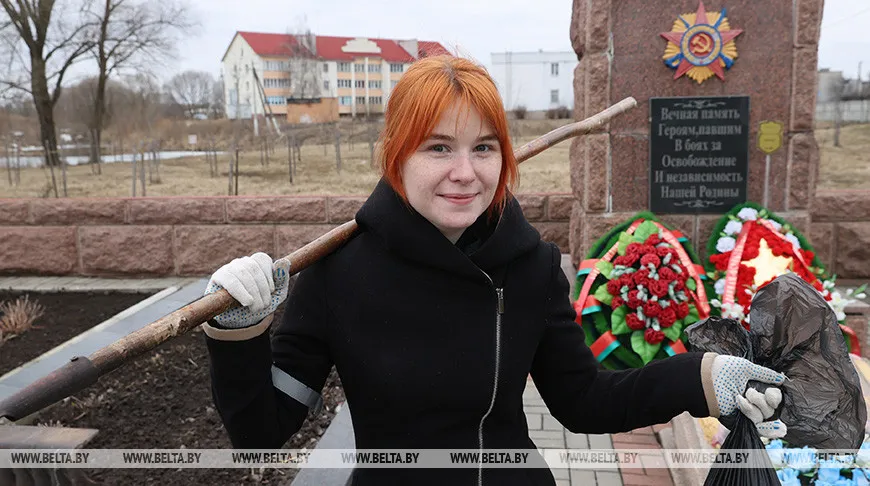 ФОТОФАКТ: Уборку территории братской могилы в Гомельском районе провели учащиеся Поколюбичской школы