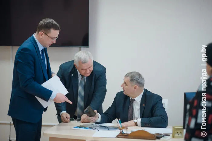 Пол вернули, да не тот. Прием граждан провел заместитель председателя облисполкома Андрей Барановский