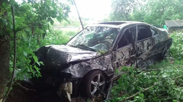 В Мозырском районе бесправник врезался в дерево, пострадали два пассажира