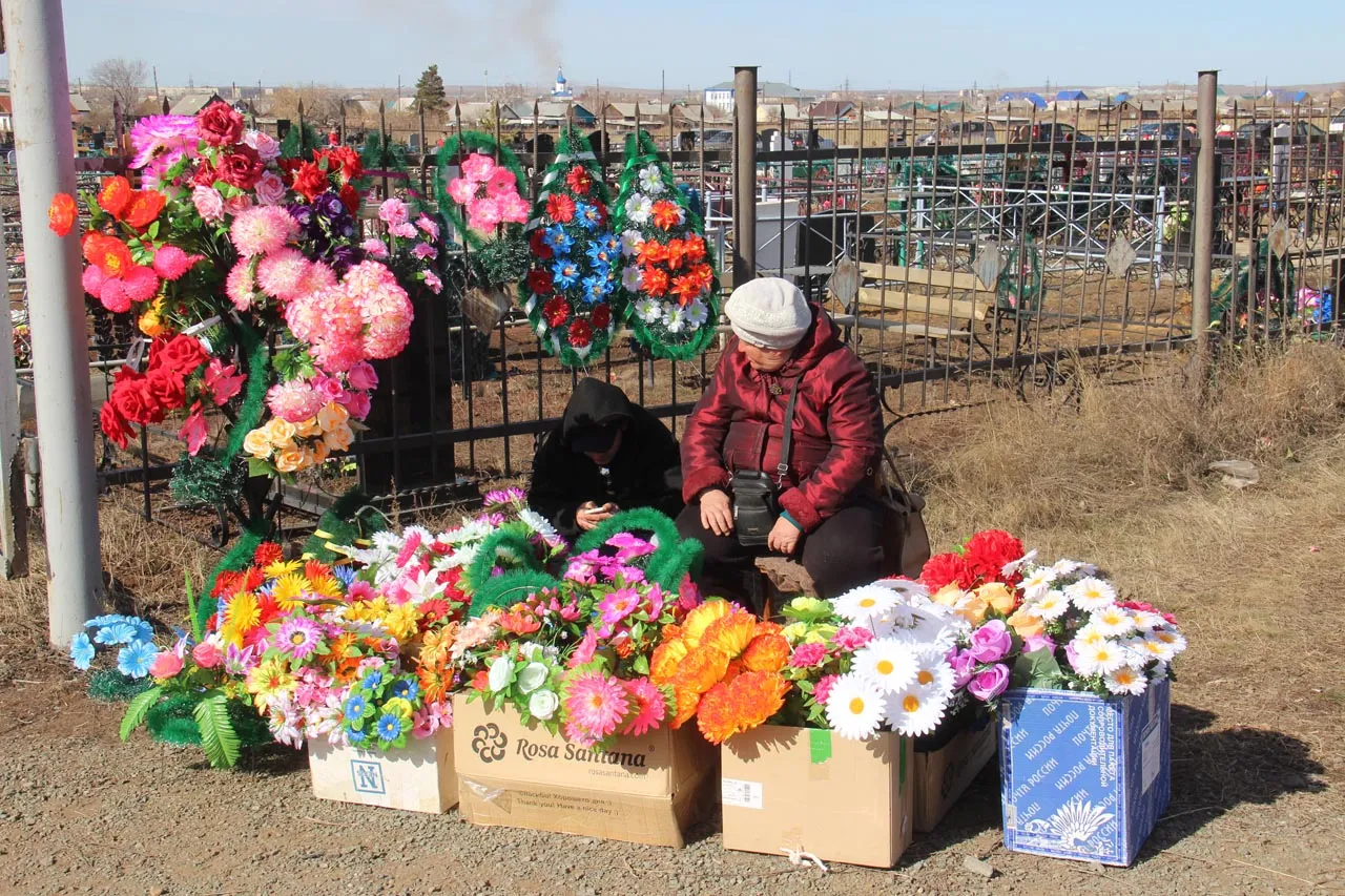 В Ельске неизвестные украли с городского кладбища семь букетов цветов и две корзины
