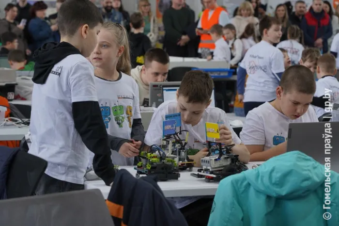 Интеллектуальное сумо: около 400 участников собрал турнир по робототехнике «ROBOQUEST — Индустрия 4.0», который прошел в Гомеле