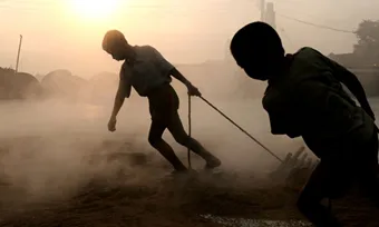 Около 5 миллионов несовершеннолетних работают в условиях, равносильных рабству
