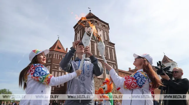 Эстафету "Пламя мира" встретили в Мирском замке