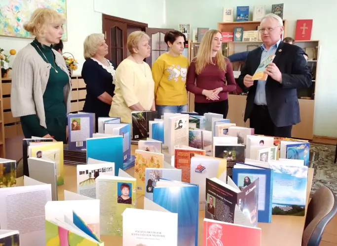 На 100 новых кніг з аўтографамі сучасных літаратараў папоўніўся фонд Жыткавіцкай бібліятэкі 