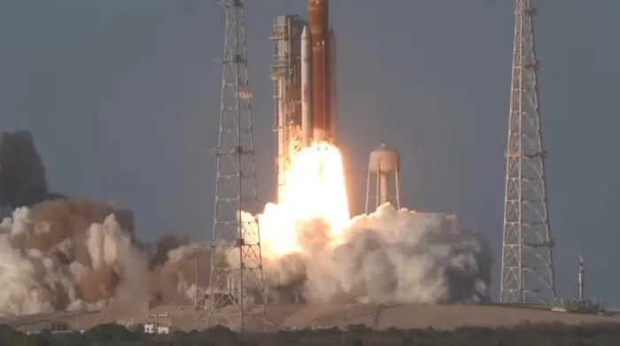NASA запустило корабль Orion с астронавтами к Луне