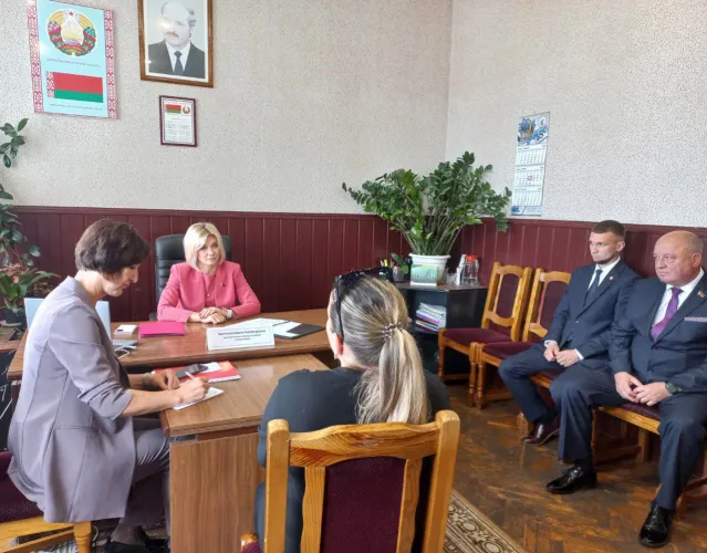 Ксения Пантюхова провела личный прием граждан в Калинковичском райисполкоме