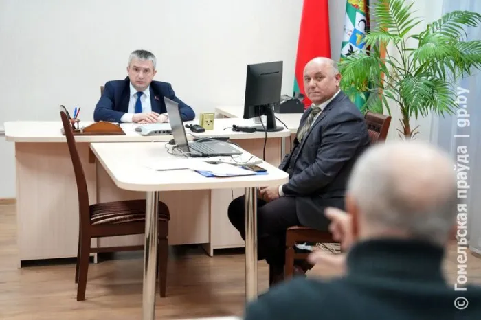 Не хватает пандуса в доме, а воду в Иванькове пить нельзя. Прием граждан и прямую линию провел председатель облисполкома Иван Крупко