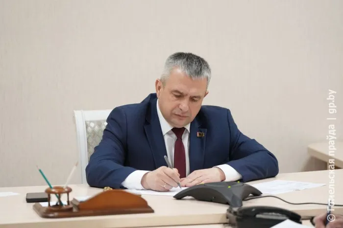 Протекающий балкон и нехватка фонарей: председатель облисполкома провел прямую телефонную линию