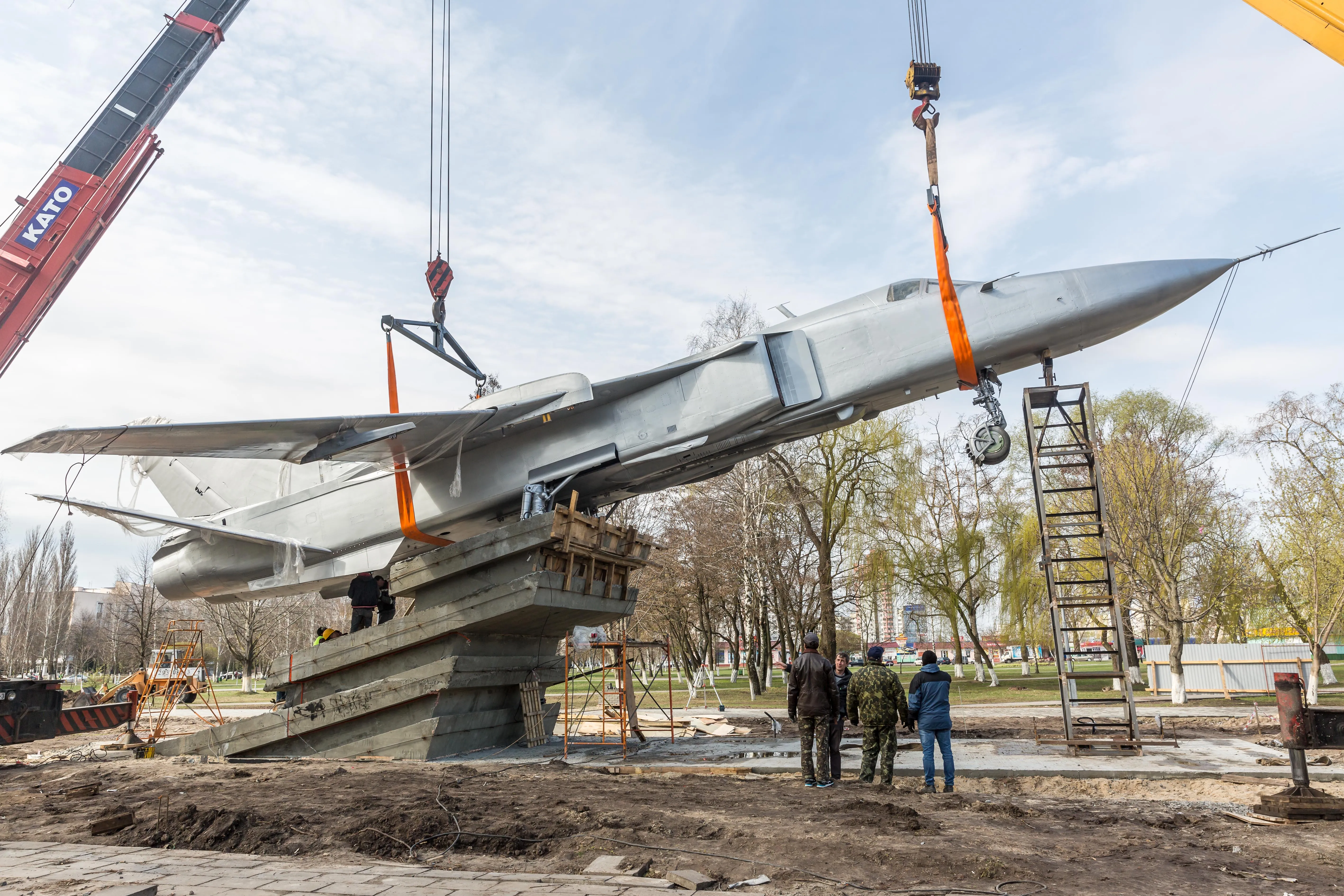Самолет Су-24 устанавлен на постамент возле технического университета
